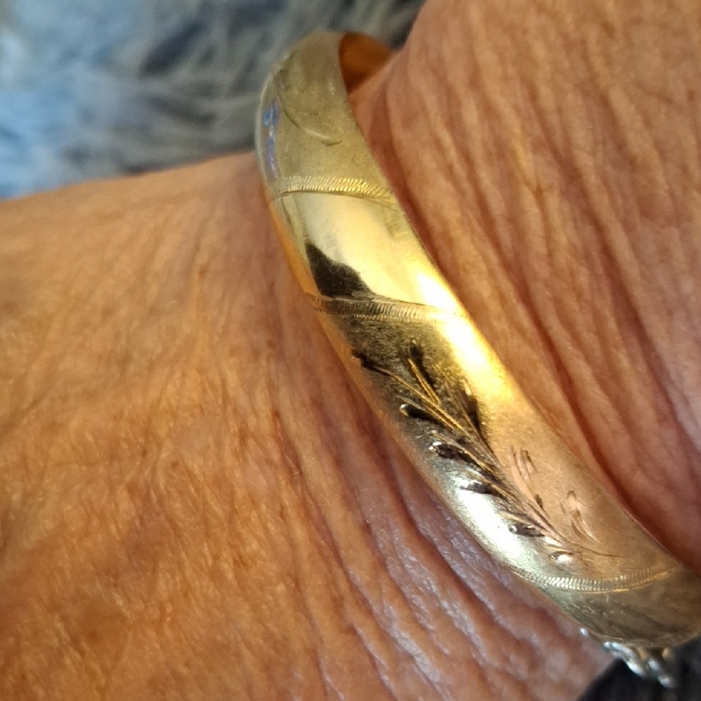 Elegant Gold Bangle Bracelet